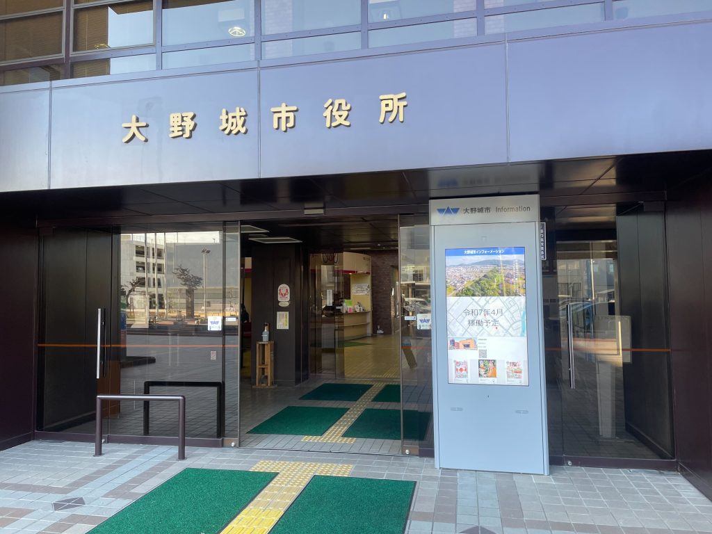 大野城市役所に設置の屋外用デジタルサイネージ