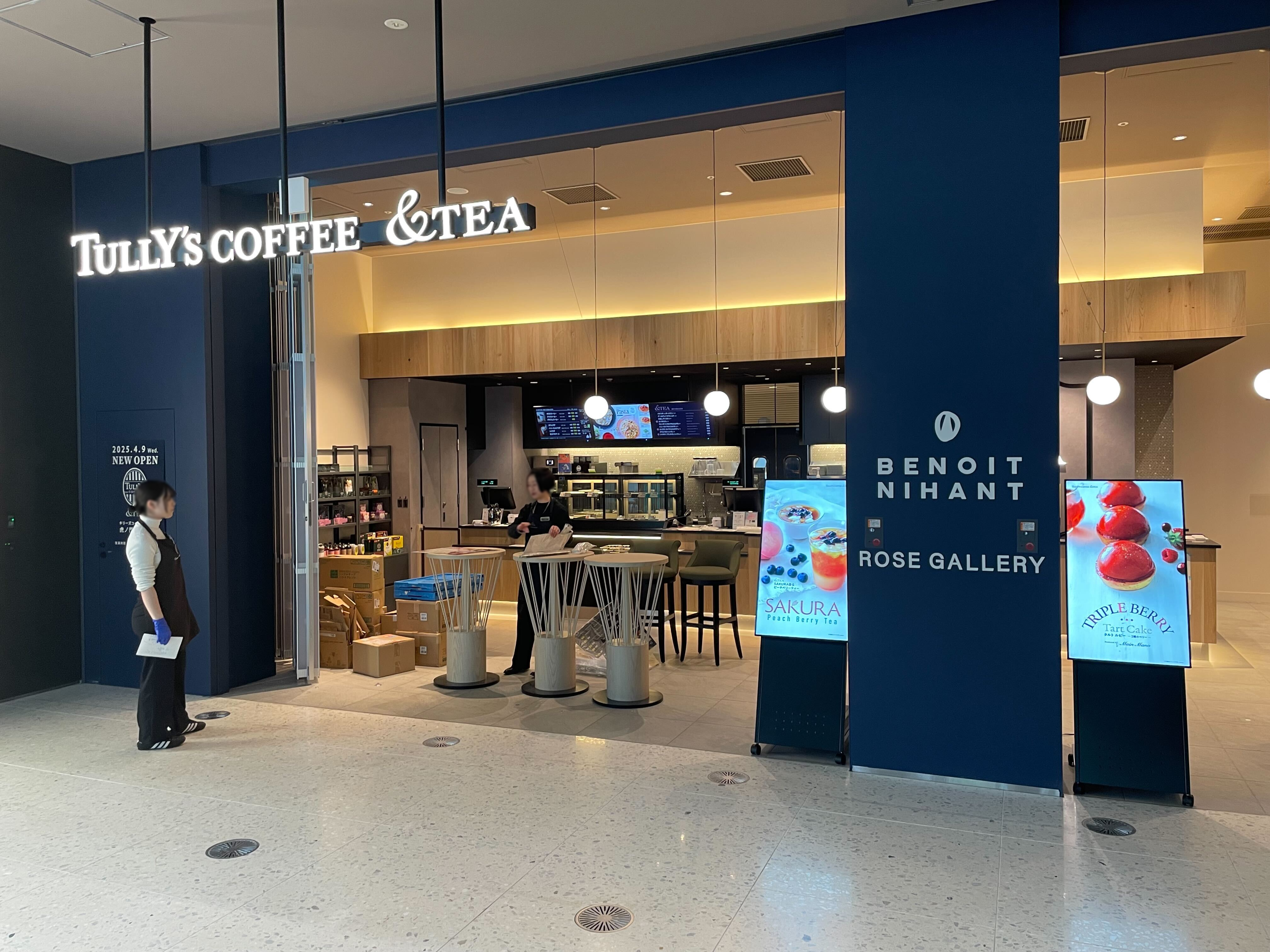 TULLY'S COFFEE & TEA（ROSE GALLERY併設）の店舗前に並ぶ43インチデジタルサイネージ。店頭販促としての活用が見て取れる。