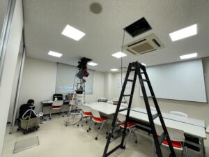 プロジェクターを入れ替えている様子