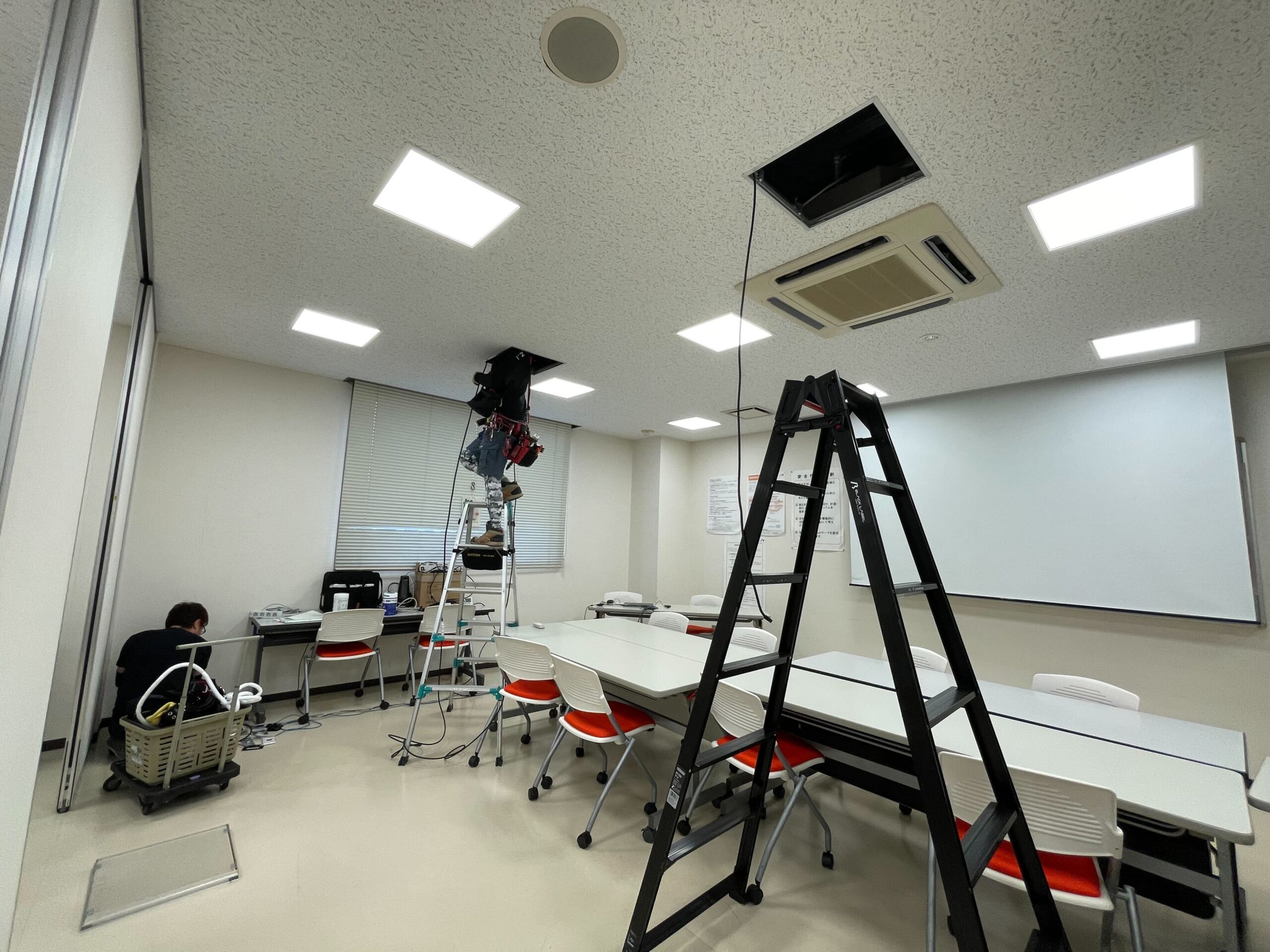 プロジェクターを入れ替えている様子