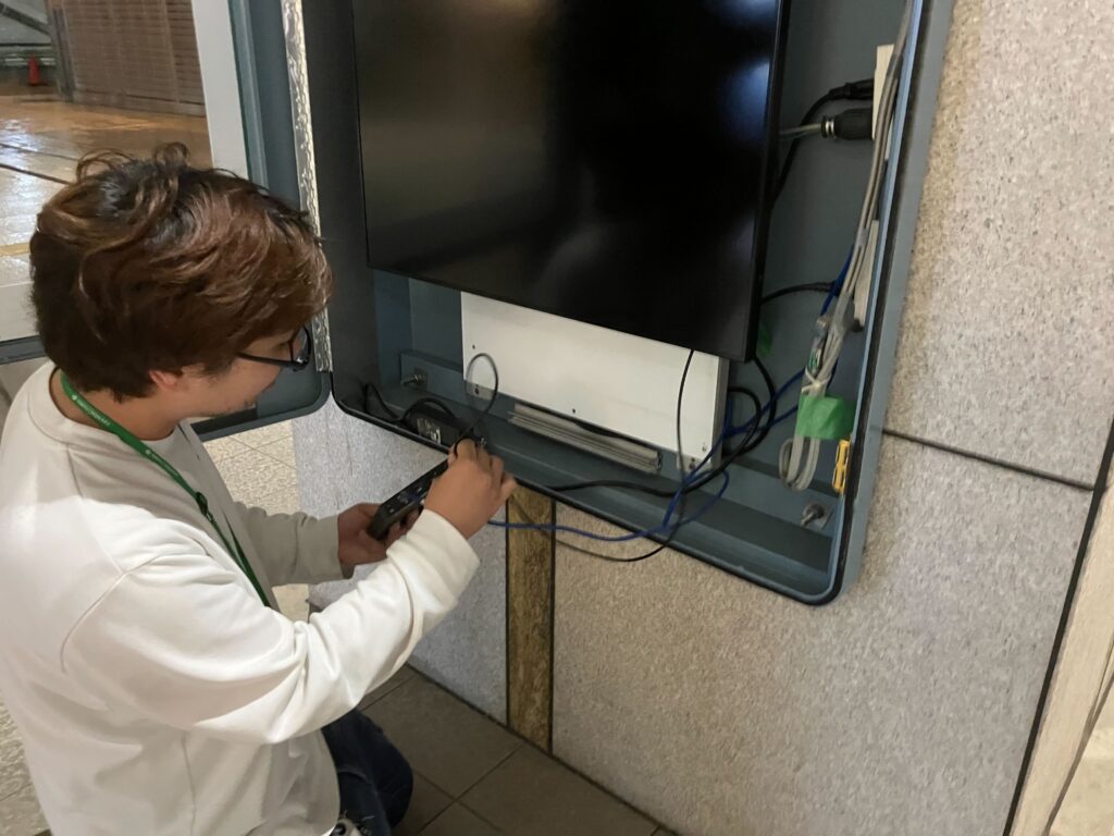 STBのリプレイス作業を行っている作業員