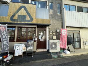 デジタルサイネージを導入した小売り店の外観