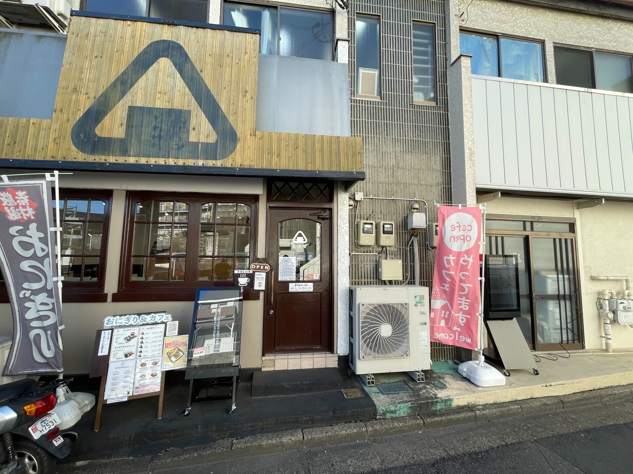 デジタルサイネージを導入した小売り店の外観