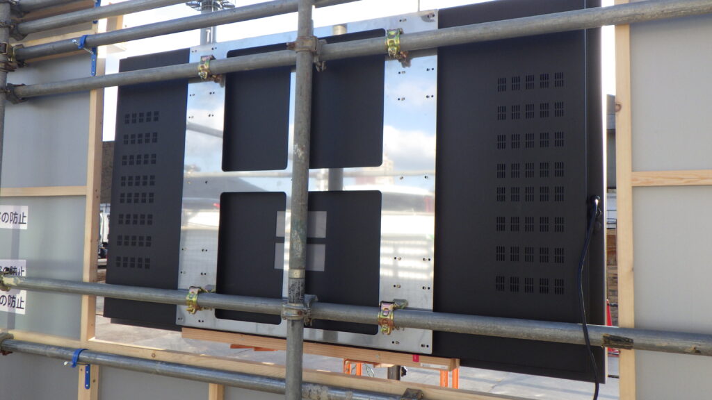 建設現場での屋外用デジタルサイネージの設置
