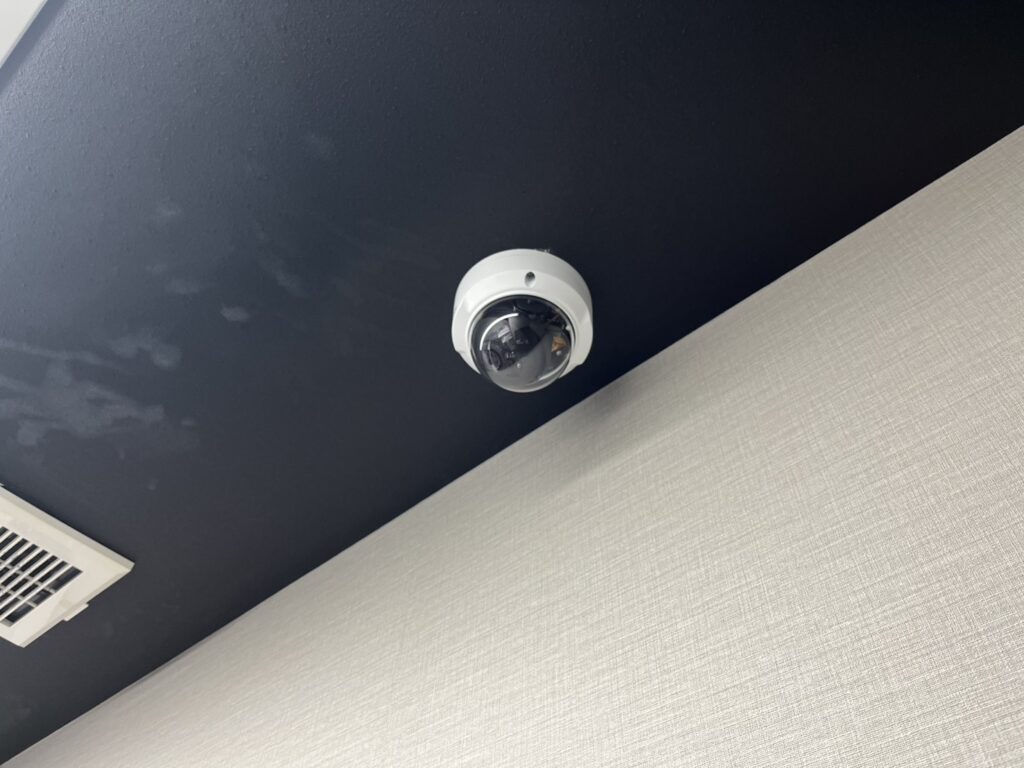 飲食店天井の防犯カメラ