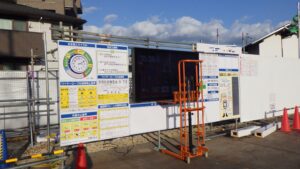 屋外用デジタルサイネージの納入風景