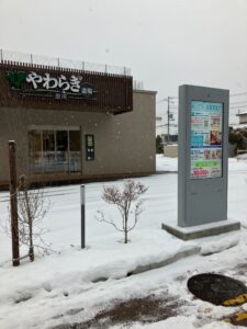 斎場の入り口外に設置された屋外用デジタルサイネージ