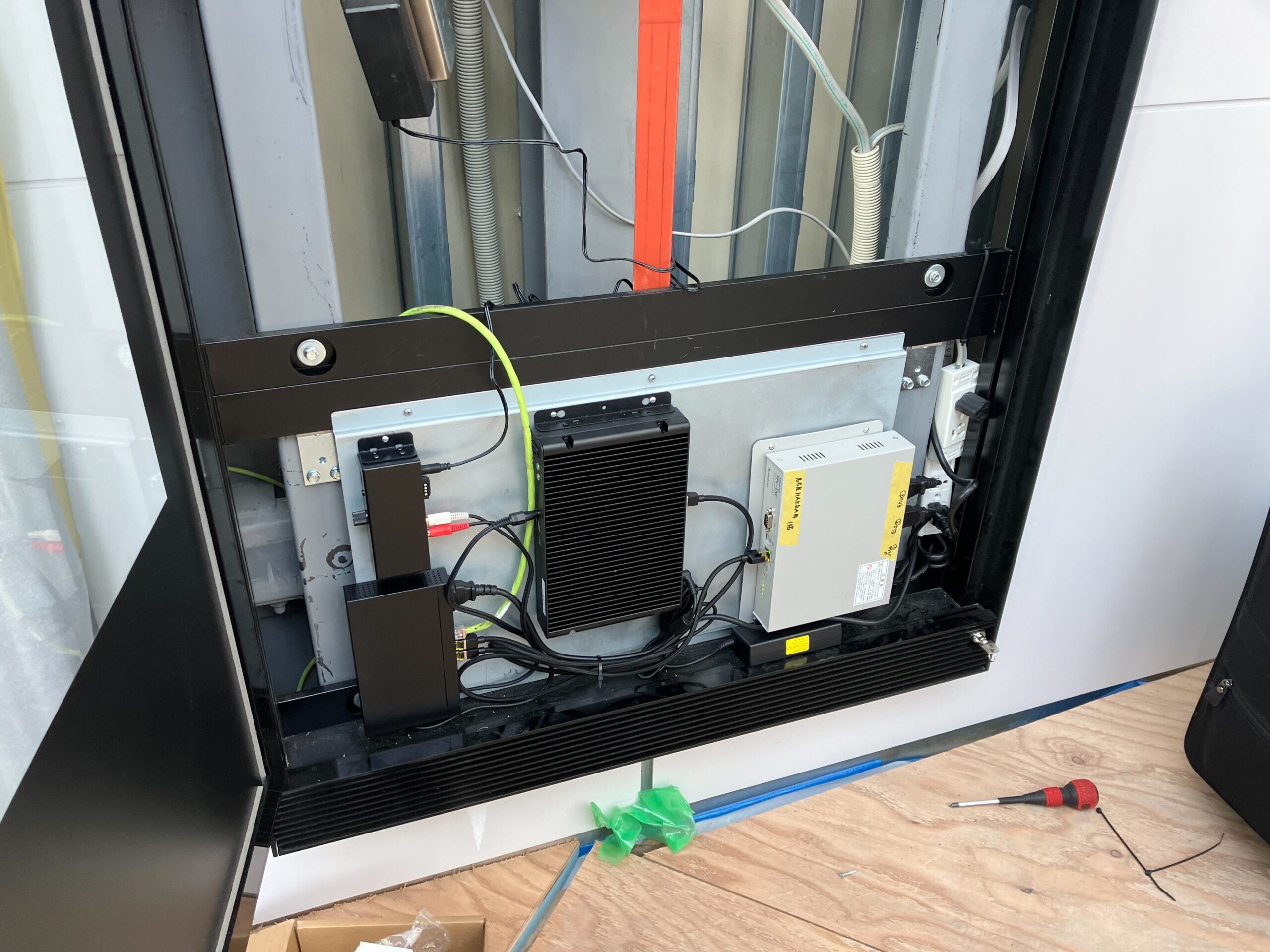 歯科医院での屋外用デジタルサイネージの設置
