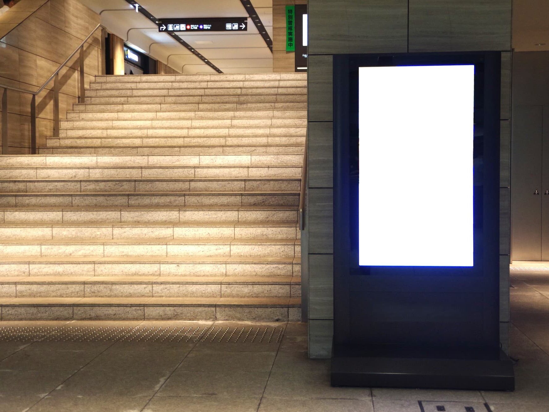 タッチパネル式デジタルサイネージのメリット・デメリットや活用事例を紹介